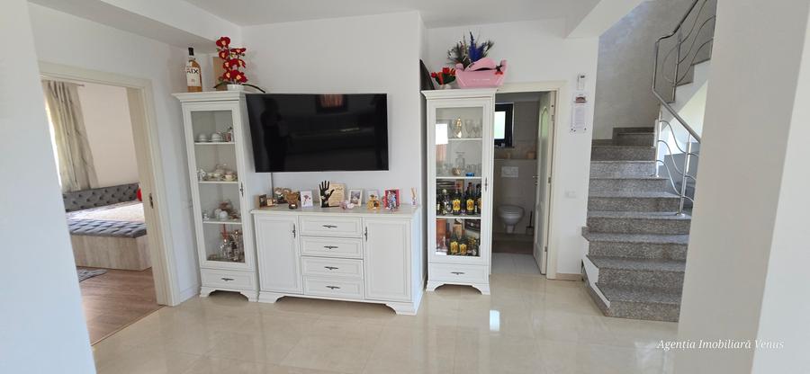 Casă individuală cu 5 camere cu Teren 500 Mp în Central