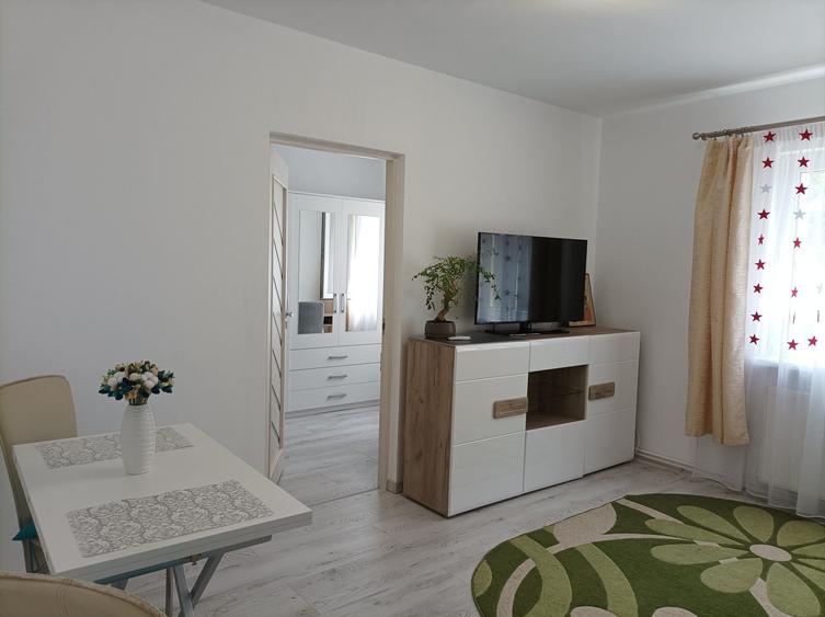 Apartament cu 3 camere semidecomandat în Hipodrom 1