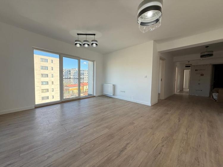 Apartament cu 3 camere semidecomandat în Dâmbul Rotund