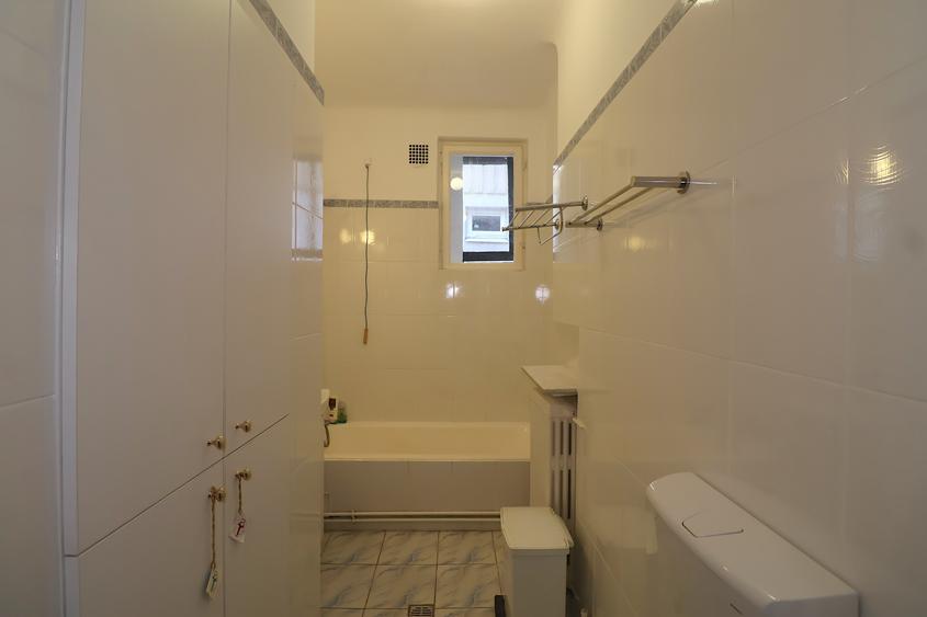 Apartament cu 3 camere semidecomandat în P-ța Romană