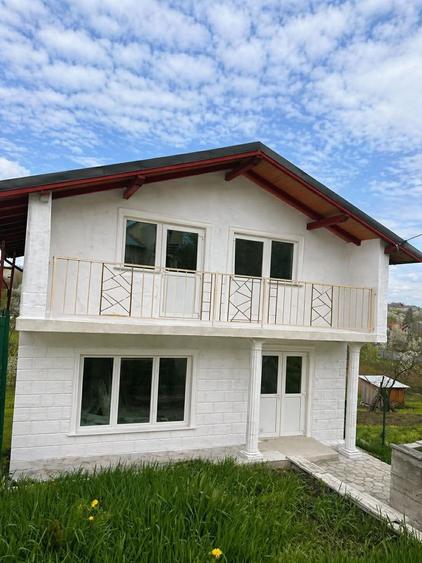 Casă individuală cu 4 camere cu Teren 250 Mp în Central