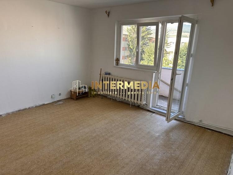 Apartament cu 2 camere semidecomandat în Cetate