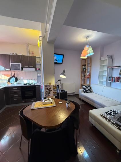 Apartament cu 2 camere semidecomandat în 1 Mai