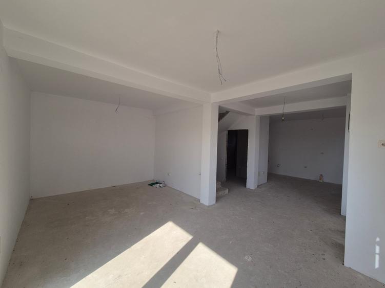 Duplex cu 4 camere cu Canalizare în Chiajna
