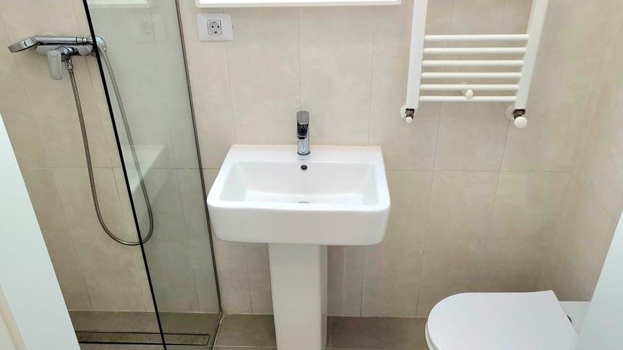 Apartament cu 3 camere semidecomandat, mobilat în Străulești