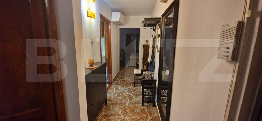 Apartament cu 3 camere semidecomandat, mobilat în Rovine