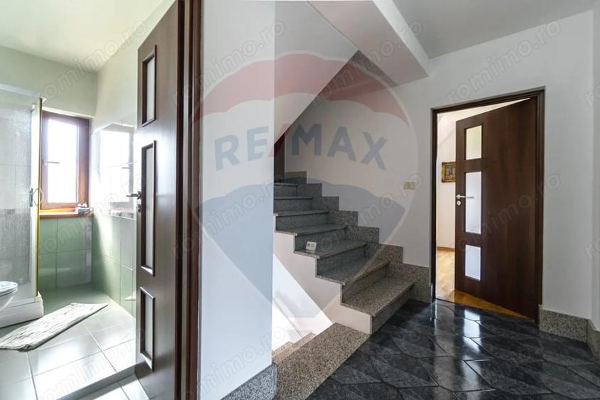 Casă cu Teren 1332 Mp în Cristian