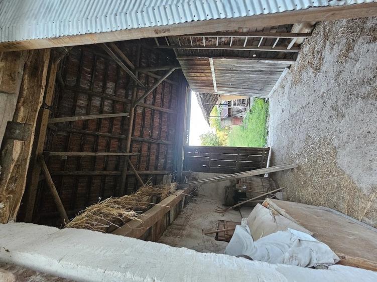 Casă cu 7 camere cu Teren 2000 Mp în Poienii de Jos
