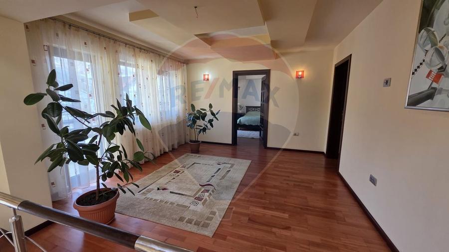 Casă individuală cu 7 camere cu Teren 1371 Mp în Nord-Est