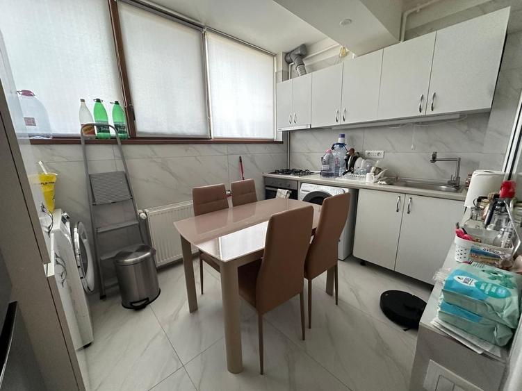 Apartament cu 4 camere semidecomandat în Est