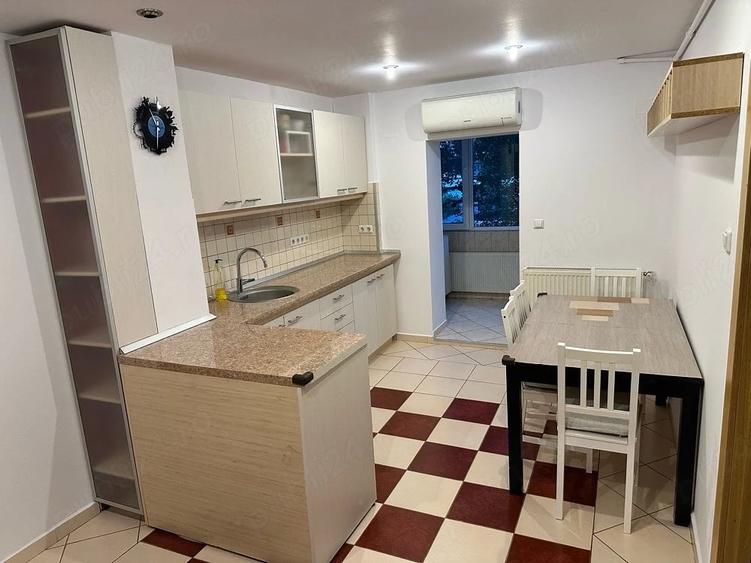 Apartament cu 3 camere decomandat în Girocului