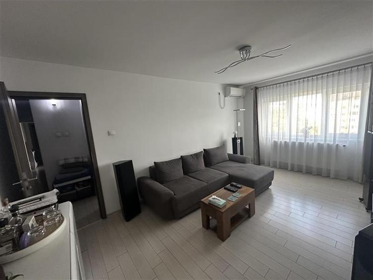 Apartament cu 3 camere decomandat, mobilat în Girocului