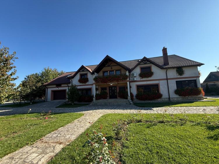Casă individuală cu 10 camere cu Canalizare în Roman