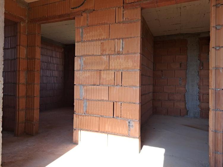 Casă individuală cu 5 camere cu Teren 300 Mp în Central
