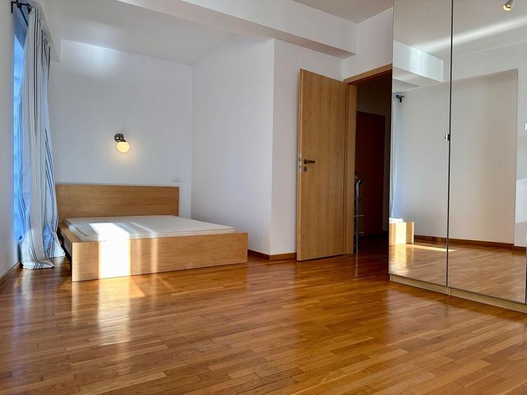 Apartament cu 4 camere semidecomandat, mobilat în Decebal