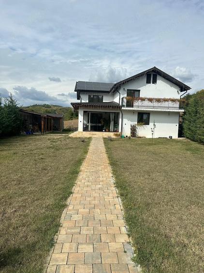 Casă cu Teren 1000 Mp în Central