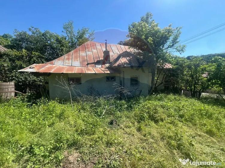 Casă cu 2 camere cu Teren 1000 Mp în Central