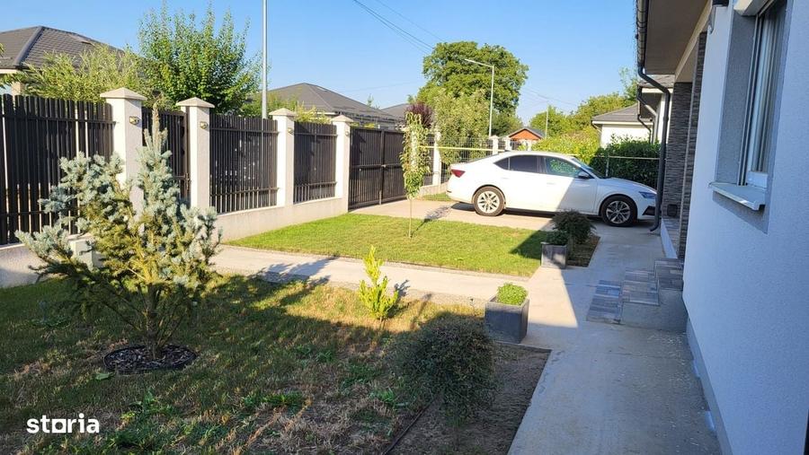 Casă cu 3 camere în Săbăreni