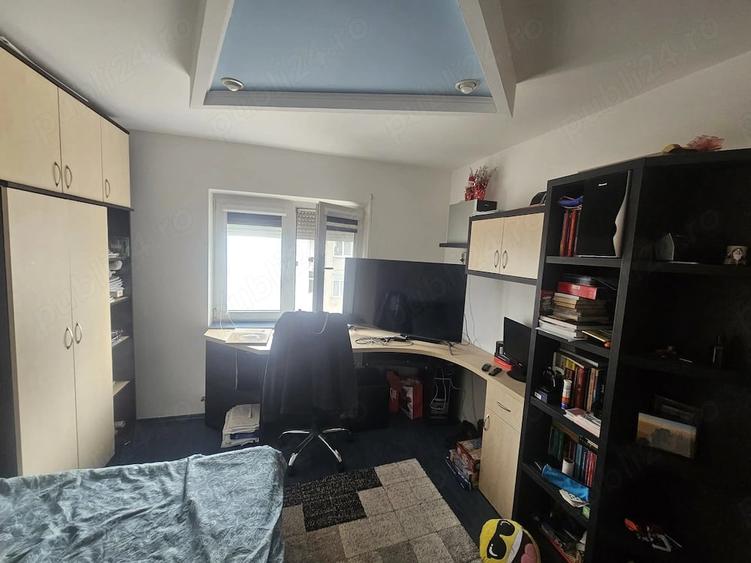 Apartament cu 3 camere semidecomandat în Central