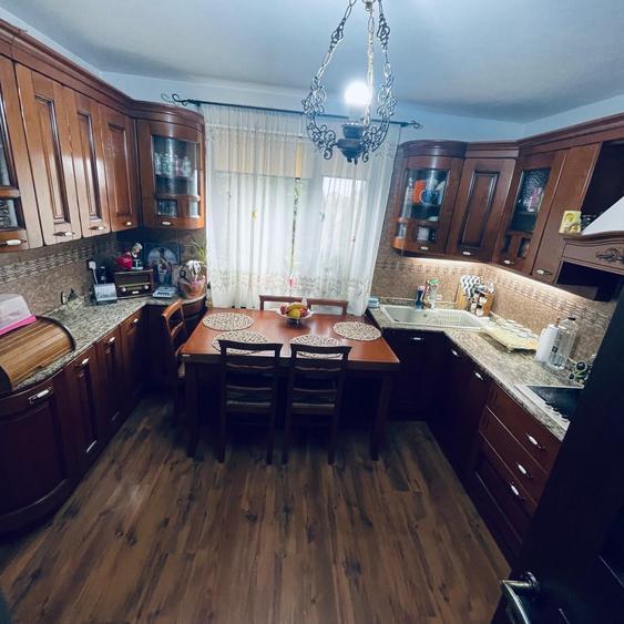 Casă individuală cu 5 camere cu Canalizare în Cetate