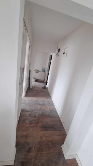 Apartament cu 3 camere semidecomandat în Livada