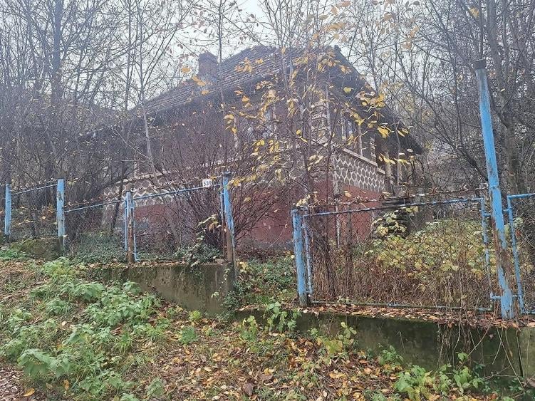 Casă cu 3 camere cu Teren 2000 Mp în Teișani
