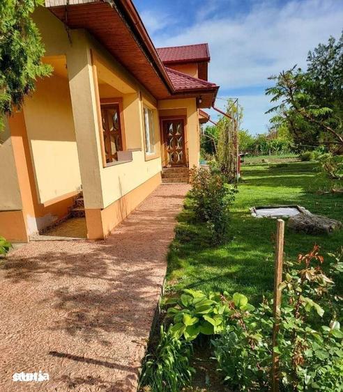 Casă cu 6 camere cu Teren 2500 Mp în Fulga