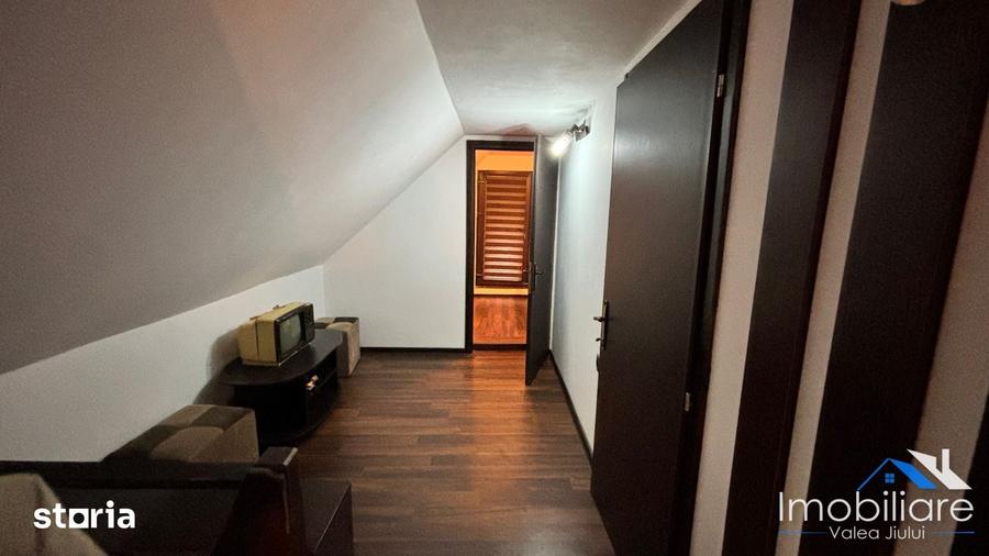 Casă cu 5 camere decomandat cu Teren 100 Mp în Petros
