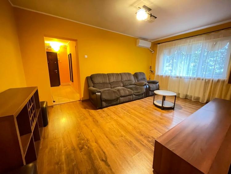 Apartament cu 3 camere semidecomandat, mobilat în Podu Roș