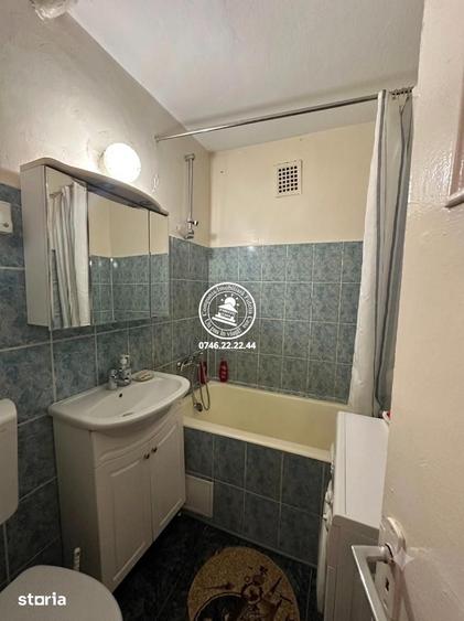 Apartament cu 3 camere semidecomandat în Podu Roș