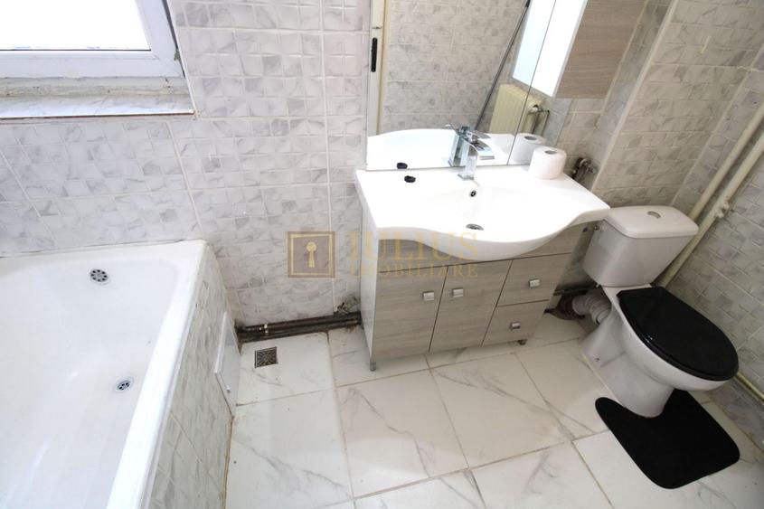 Apartament cu 4 camere semidecomandat, mobilat în Central