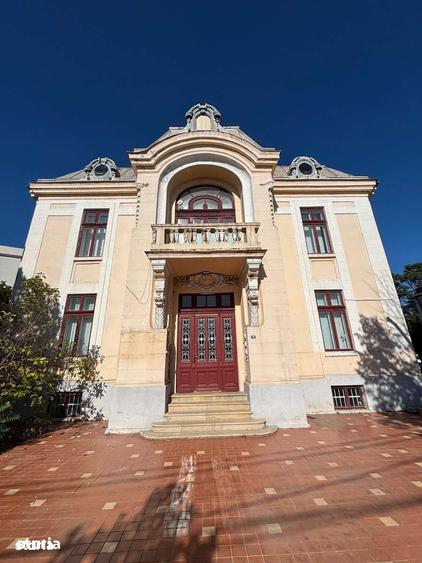 Casă cu 9 camere decomandat cu Teren 1470 Mp în Central