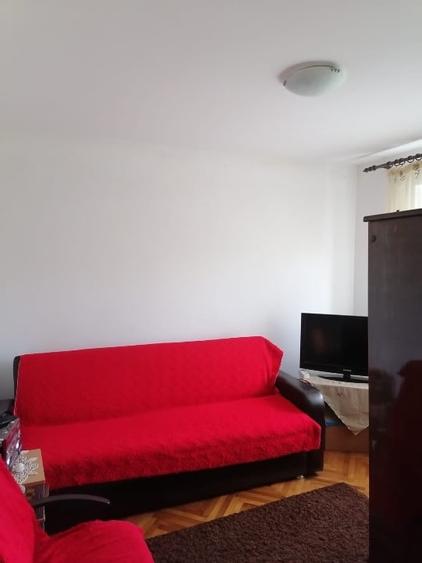 Apartament cu 3 camere semidecomandat, mobilat în Trivale