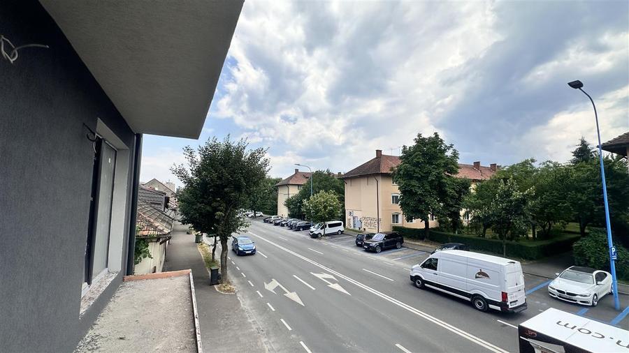 Apartament cu 3 camere decomandat în Tractorul