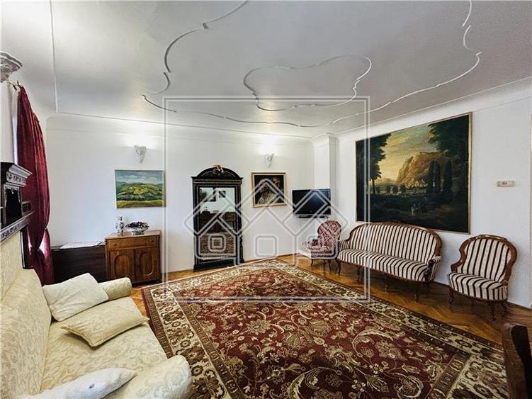Apartament cu 3 camere semidecomandat în Central