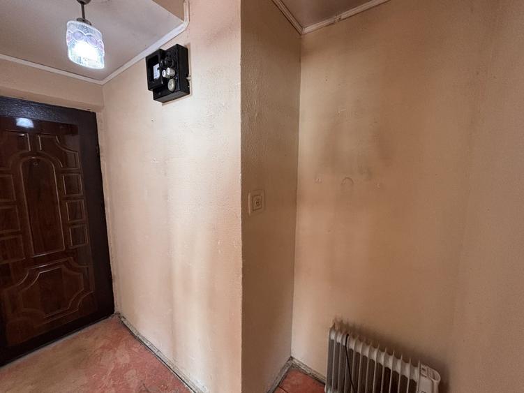 Apartament cu 2 camere semidecomandat în Tei