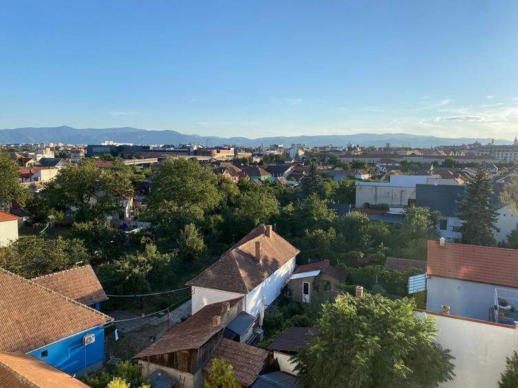 Apartament cu 3 camere decomandat, mobilat în Central