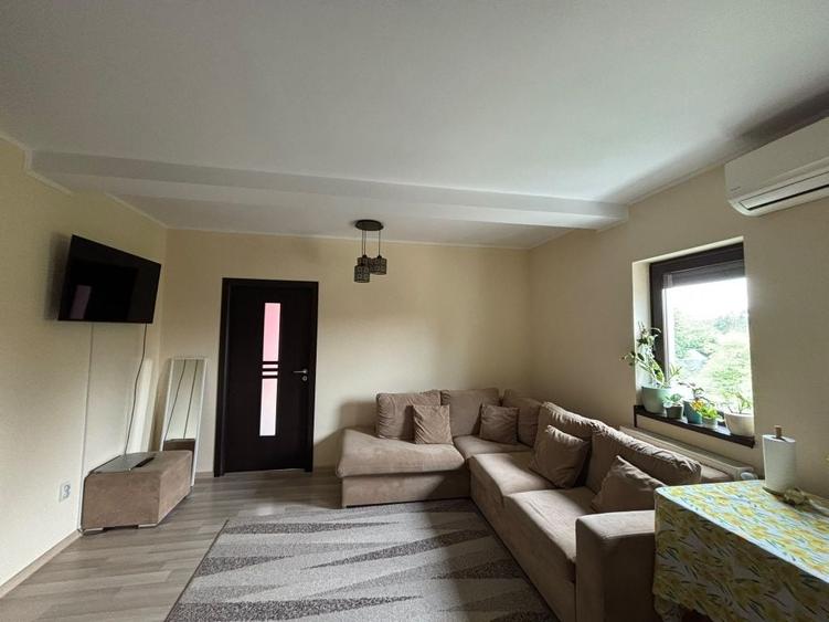 Apartament cu 3 camere semidecomandat în Valea Adâncă