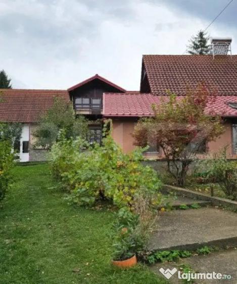 Casă cu 6 camere cu Teren 3000 Mp în Barcani
