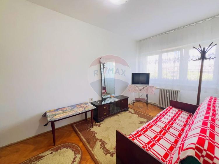 Apartament cu 3 camere semidecomandat, mobilat în Podgoria