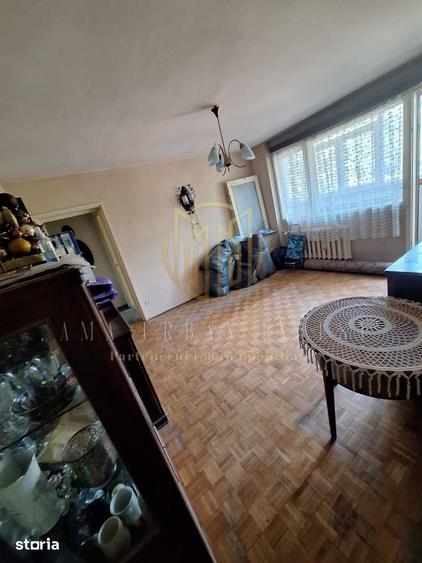 Apartament cu 3 camere semidecomandat în Crângași