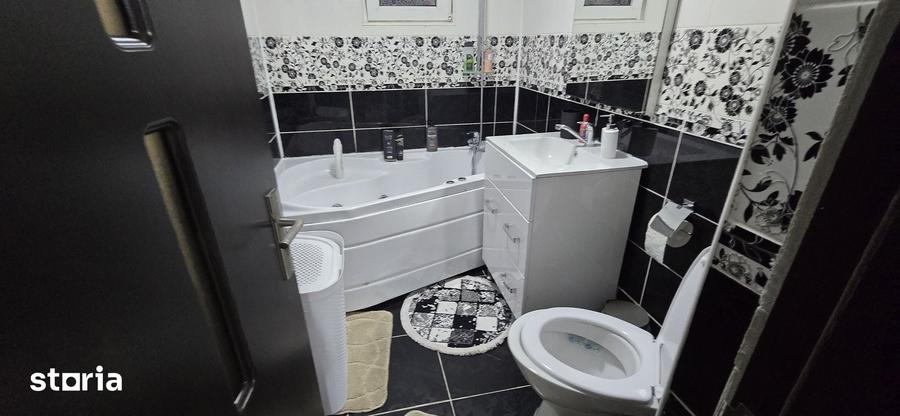 Apartament cu 3 camere decomandat în Micro 3
