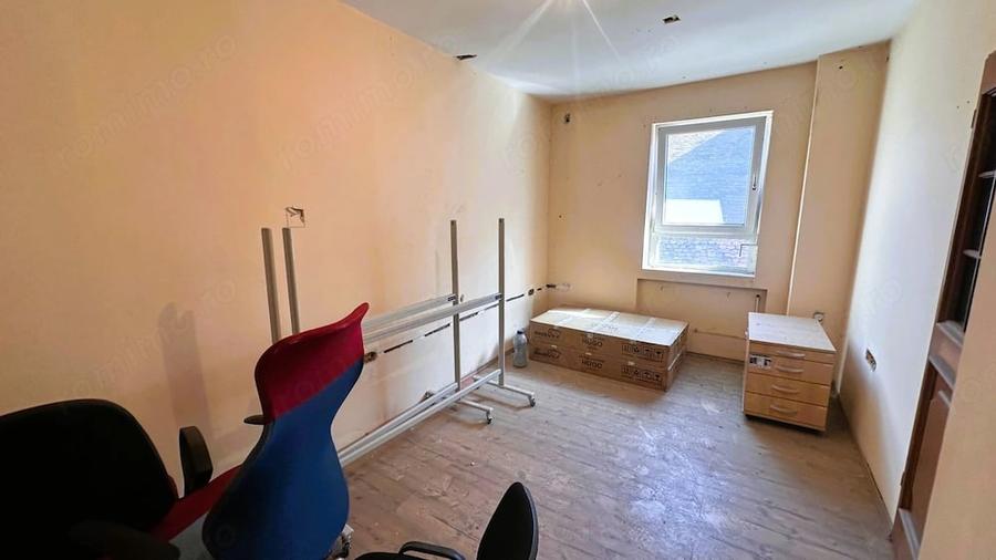 Apartament cu 3 camere decomandat în Orașul de Jos