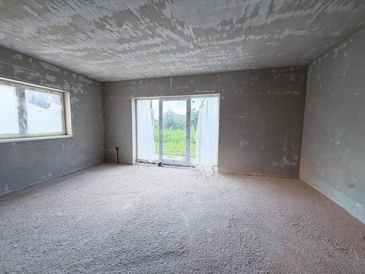 Duplex cu 3 camere cu Canalizare în Cristian