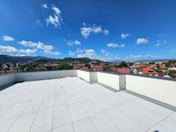 Penthouse cu 4 camere decomandat în Central