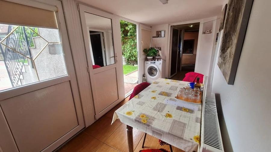 Casa formata din doua apartamente, cu curte de 450 mp, in zona Trei Stejari - 3