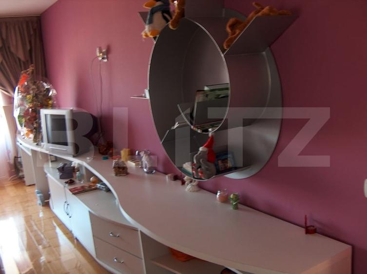 Casă individuală cu 8 camere cu Piscina în Micro 1
