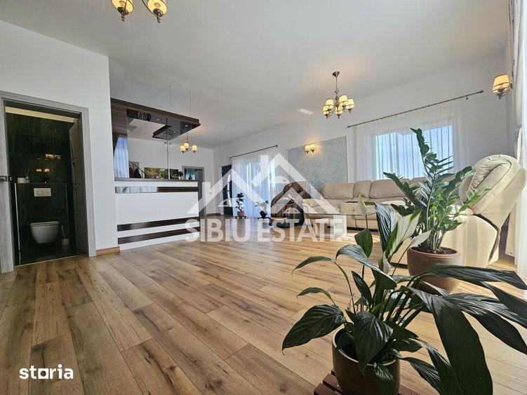 Casă cu 5 camere cu Teren 670 Mp în Roșia