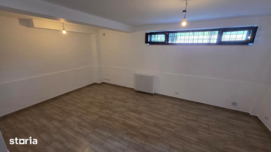 Casă cu 6 camere cu Teren 231 Mp în Obor