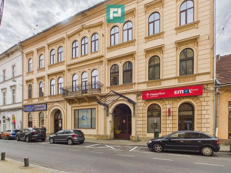 Apartament cu 4 camere semidecomandat în Central